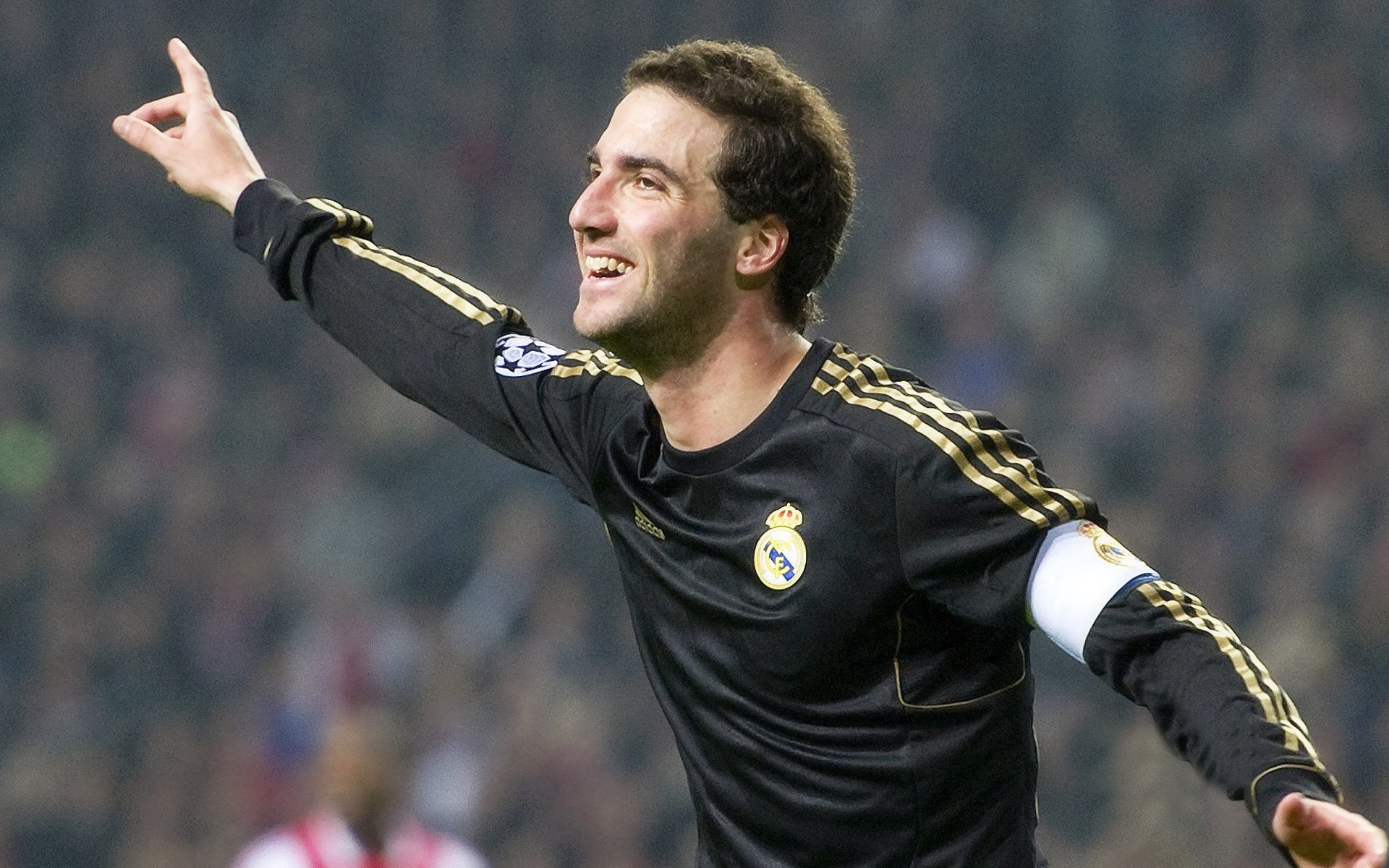 本泽马高光映照下的英格兰压哨绝杀，足球叙事中的偶然与必然